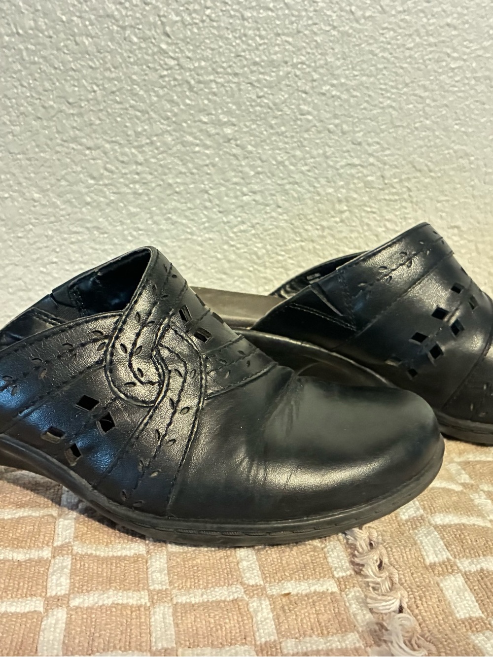 Clarks Clogs (8) - Picture 3 of 9